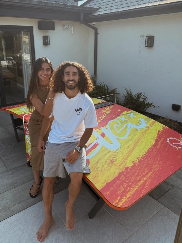 [Small social show] Hummels  girlfriend is on a comfortable vacation by the sea Varga shows off her figure